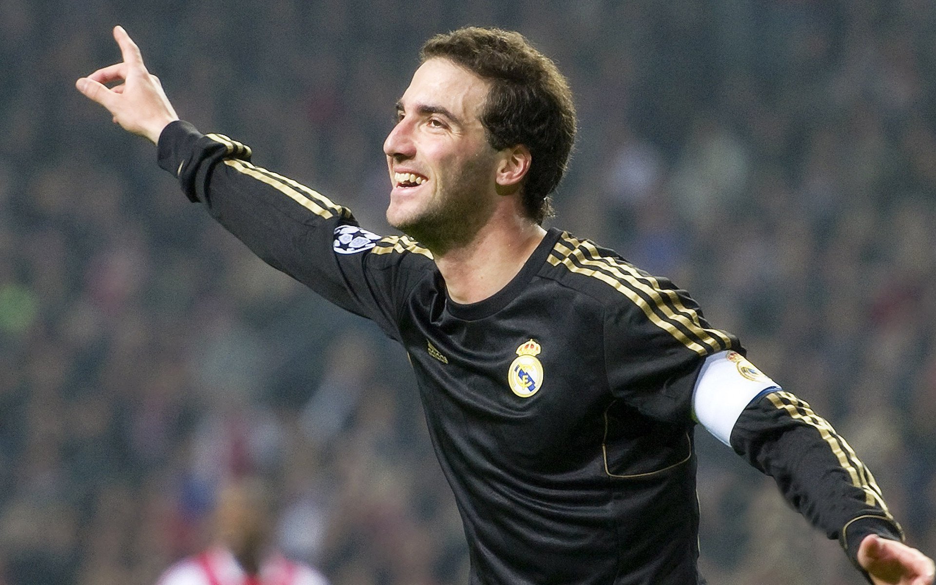 法甲联赛激战正酣,巴黎圣日耳曼领跑积分榜